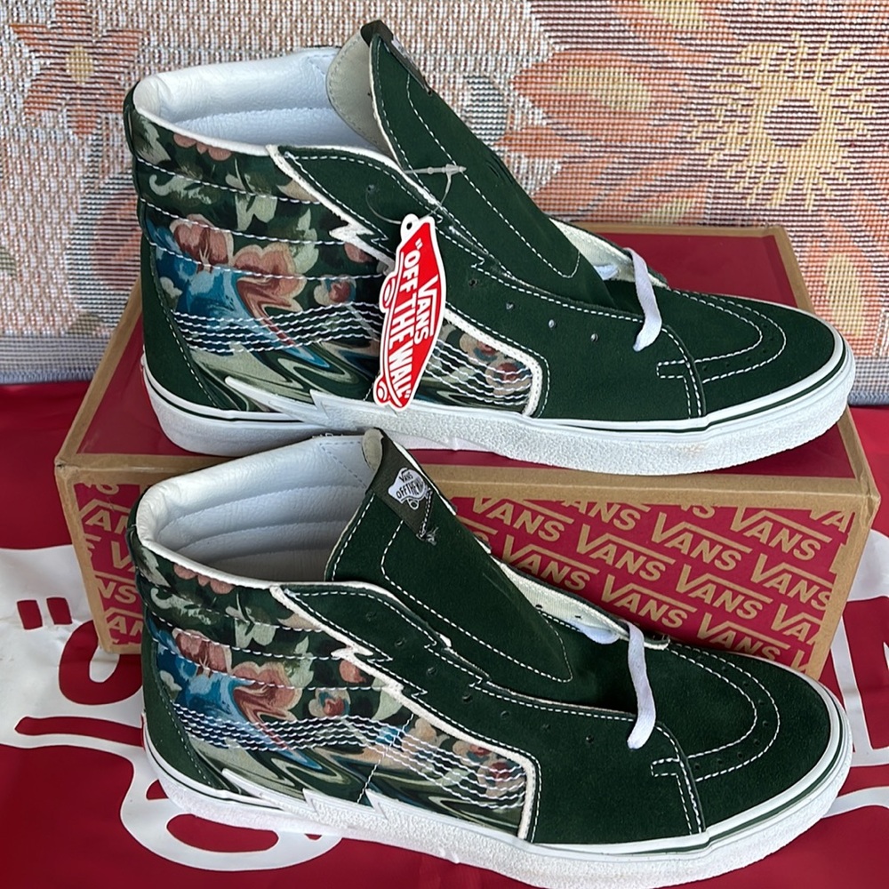 Vans Sk8-Hi Bolt
Liquify Avocado
VNOA5JIVYXH
Men’s sneakers - athletic shoes - Picture 2 of 16